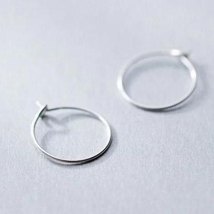 Simple Silver Hoop Pierced Round Circle Earring..